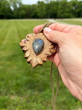 HANDMADE CARVED WOOD PENDANT NECKLACE GREEN  STONE  BOHO ETHNIC ROPE REN Faire
